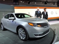 【ロサンゼルスモーターショー11】リンカーン MKS 2013年型…ライバルを超える燃費性能 画像