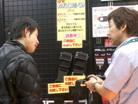 【東京モーターサイクルショー04】高速道路2人乗り解禁を狙ったアイテム 画像