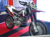 【東京モーターサイクルショー04】仮面ライダー555の『オートバジン』も 画像