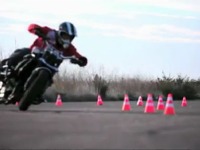 バイクでドリフトに挑戦…自由自在のコントロール［動画］ 画像