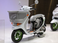 【東京モーターショー11】スズキの電動二輪スクーター、e-Let's は発売もすぐ!? 画像