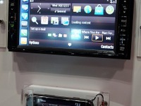 【東京モーターショー11】クラリオン、スマートフォンアプリをナビ画面に表示させるシステム 画像