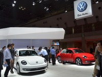 【東京モーターショー11】VWは日本仕様が発表された ザ・ビートル が主役 画像