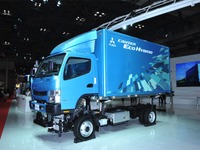 【東京モーターショー11】三菱ふそう、来春発売のキャンター・エコハイブリッドを出展 画像
