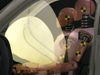 乗員の体のサイズに合わせて展開を調整するエアバッグ　TRWが開発 画像