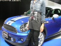 【東京モーターショー11】コンパニオン…MINI 画像