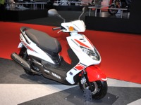 【東京モーターショー11】ヤマハ シグナス にMotoGPマシン仕様---参戦50周年 画像