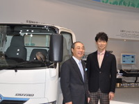 【東京モーターショー11】日野白井社長「トラックもバスもハイブリッドが当たり前の時代に」 画像