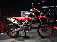 【東京モーターショー11】ホンダ CRF250L、戦闘的なMUGEN外装パーツ参考出品 画像