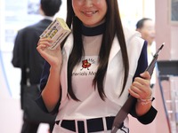 【東京モーターショー11】コンパニオン…日立金属 画像