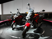 【東京モーターショー11】形こそ違えど3兄弟…ホンダの新型バイク 画像
