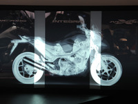 【東京モーターショー11】生産コストとレイアウトにこだわった、ホンダの3台のバイク 画像
