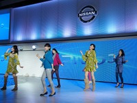 【東京モーターショー11】日産ブースのグランドフィナーレ…大混雑 画像