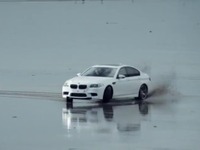 BMW M5 新型、ビーチに描き出したのは…［動画］ 画像