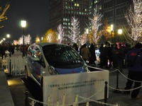 三菱 i-MiEV の電力でライトアップ 画像