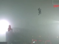 バイクとスノーモービル、命知らずの大ジャンプ!!［動画］ 画像