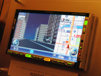 【アゼスト夏モデル】液晶とキーに工夫…7v型モニターAVN登場 画像