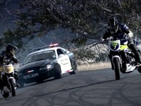 ［動画］バイクとポリスカー、迫力のドリフトチェイス 画像