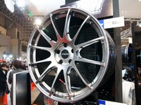 【東京オートサロン12】軽量化と剛性確保を両立したホイール…レイズ 画像