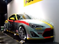 【東京オートサロン12】住友ゴムブースに“1台2役”の FT-86 画像