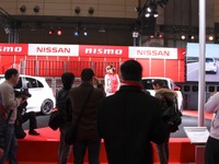 【東京オートサロン12】日産ブースに特設グランドスタンド…サーキットの興奮を再現 画像