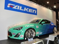 【東京オートサロン12】ダンロップ/ファルケン 詳細画像…左右それぞれカスタムした FT-86 画像