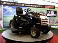 【デトロイトモーターショー12】ショー初の展示はトラクター…「米国で最もタフ」 画像