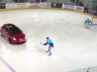 アルファロメオ ジュリエッタ、アイスホッケーに挑戦［動画］ 画像