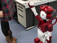 日立、人間共生ロボットに人を案内する探索・案内機能を搭載  画像