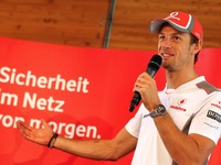 ホーナー代表「ベッテルの手強いライバルはバトンだ」 画像