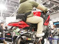 【東京モーターサイクルショー12】BMW S1000RR のウィリー走行を疑似体験 画像