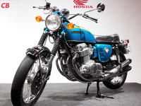 【東京モーターサイクルショー12】名車ホンダ CB 特設コーナ、懐かしのパンフも 画像