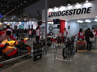【東京モーターサイクルショー12】コンパニオン…ブリヂストン 画像