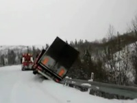 大型トレーラーと救援車が崖下へ転落…瞬間映像［動画］ 画像