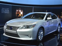 【ニューヨークモーターショー12】レクサスの米国最量販車、ES の新型にハイブリッド初設定 画像