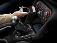 スマートフォンを車内でワイヤレス充電…クライスラーグループが発表 画像
