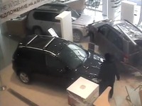 ロシアの販売店、怒れる客が車で突入の瞬間［動画］ 画像