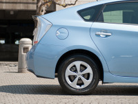 【トヨタ プリウスPHV 試乗】バッテリー重量減で重厚感ある乗り味は薄らいだ…島崎七生人 画像