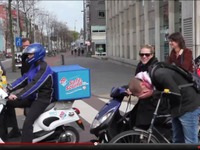 宅配ピザの電動スクーター、「静かすぎる走行音」にこんな対策［動画］ 画像