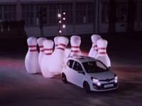 ルノー  トゥインゴ、巨大ボーリングに挑む［動画］ 画像