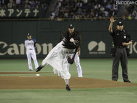［プロ野球］貞子、始球式に 画像