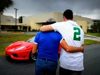 サプライズ！ 父親の誕生日プレゼントにフェラーリ［動画］ 画像