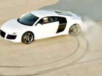 アウディ R8 もFacebookファンに感謝［動画］ 画像
