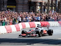 バトンがブダペスト市民をデモランで魅了   画像