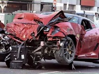 フェラーリ 599、シンガポールでクラッシュ [動画] 画像