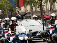 仏新大統領、DS5 オープンモデルで雨のシャンゼリゼ通りを就任パレード  画像