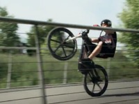 アウディの電動アシスト自転車、驚異のスタント走行[動画] 画像