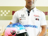 【INDY500 2012】琢磨が予選・決勝で装着するスペシャルカラーのヘルメットを披露 画像