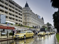 メルセデスベンツとAMG、カンヌ国際映画祭に車両提供…全身ゴールド 画像