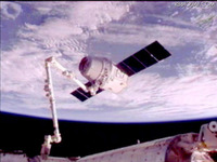 宇宙船ドラゴン、ISSドッキング成功 画像